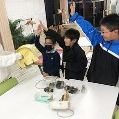 1クラス少人数制で行うので、講師と生徒の距離が近いのも特徴です。