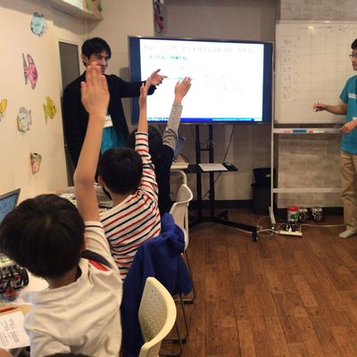先生の質問の元気に手を上げて答える生徒