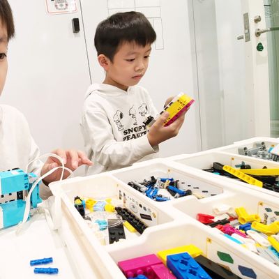 ペアで分担してロボット作り