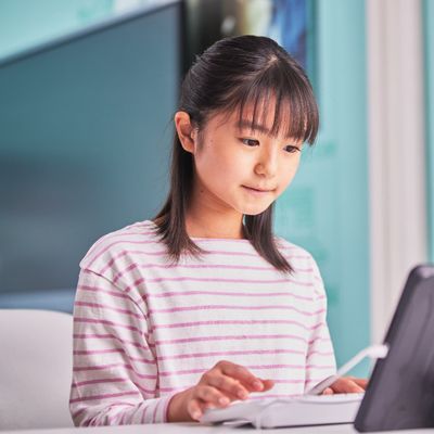 専用のサイトを使いタイピングの正しい指使いや正確性などを身に着けられます。