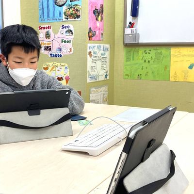 オンラインの先生とレッスン中♪分からないところはいつでも聞くことができます。