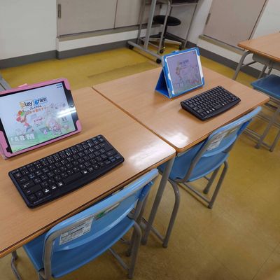 教室のタブレットを用いて、楽しみながら学習を進めていきます♪