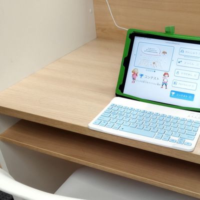 はじめてのタイピングも、「ホームポジション(f とj)」から丁寧に学べるから安心。正しい姿勢や指使いでおぼえることができます。