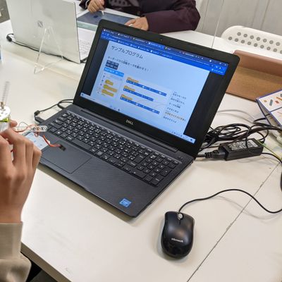 授業の様子：ロボット組み立て中