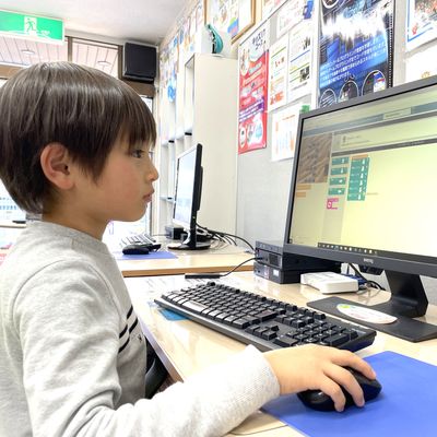 小学生の男の子も楽しくプログラミング！