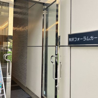 こちらの入口よりお入りいただき、エレベーターで２階にお上がり下さい！