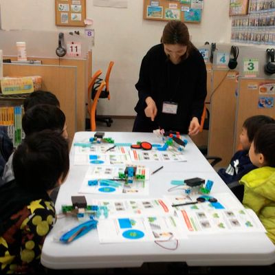 パズルとロボットのレッスンは友達同士で楽しく学びます。