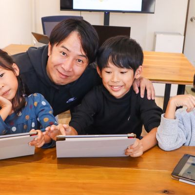 教室長も３人の子どもを持つ父です。親世代にはなかったプログラミング学習を多くの保護者さまにも体験していただきたいと思っております。
