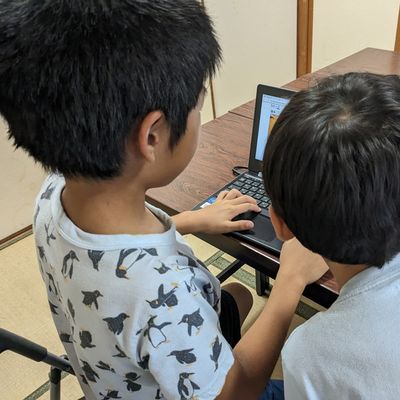隣の子のプログラミング作品に興味津々
