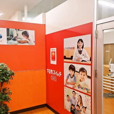教室入口です。 個別指導塾のスクールIE、幼児教室のチャイルド・アイズ、英会話教室のWinBeを併設しています。