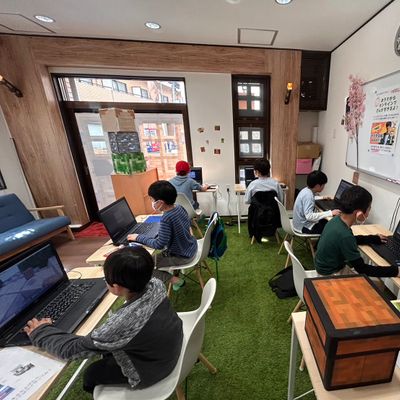 春休みイベントの様子。いつもとは違う副教材にチャレンジ！（長期休みにイベント開催しています）