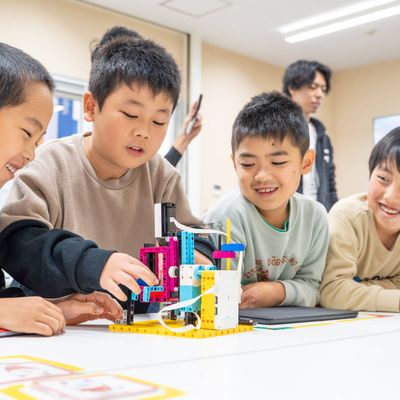 ミッションをクリアするためにロボットをペアで作り、プログラミングします！