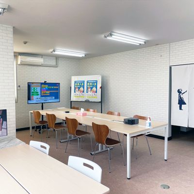 広々としたゆったり教室。お迎えを待つまでの待機スペースもございます。トイレ・洗面台も完備。