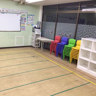 こちらでプログラミング教育「HALLO」を行います。
