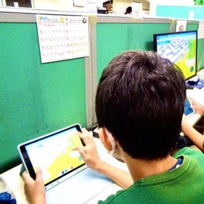 小学生のお子さまも、中学生のお子さまもそれぞれのカリキュラム・ペースで学べます。得意・不得意な処理がわかるシステムもございますので、個々に合わせてサポートをしていきます。