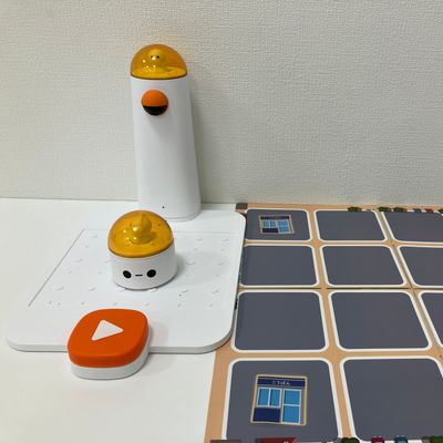 マタタラボコースでは、「マタタボット」という手のひらサイズのロボットを使います。