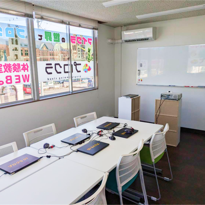 大きい方の教室です。現在最大６人で授業を行っております。