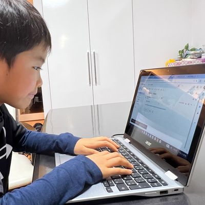 レッスンを受講する男の子