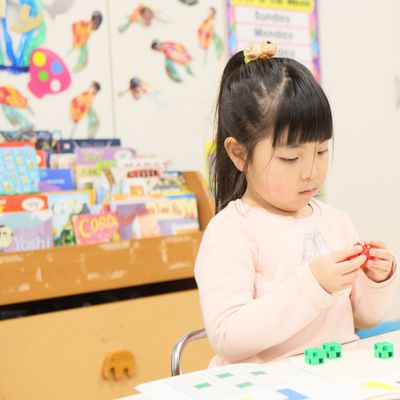 ブロックパズルに取り組むことで、指先の発達を促します