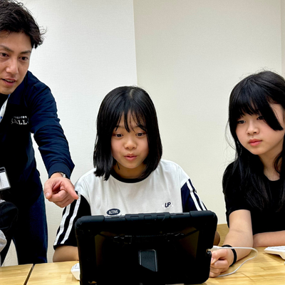 3人のお子様に対してコーチが1名のクラスレッスンです。