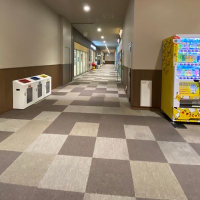 イーアス高尾２Fコミュニティーホール前の通路を通って宮地楽器へ