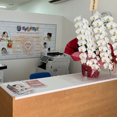 受付でお子さまをお出迎えします！保護者様がお待ちいただけるスペースもございます！
