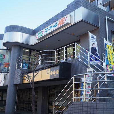 座間駅から徒歩5分！坂を上がり切ったところに教室はございます。