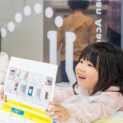 集中して作品制作に取り組む授業の様子