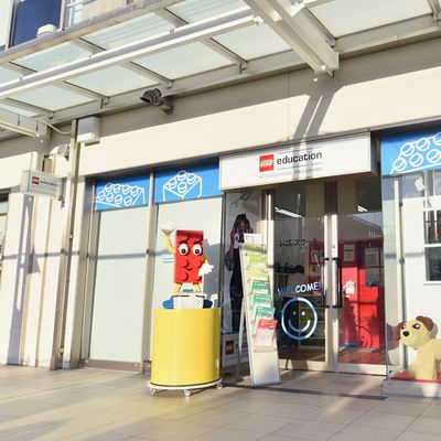 ポップなカラーの外観