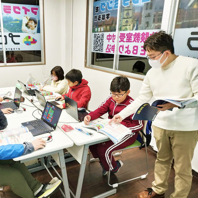 中級コースの授業の様子です。テキストを読んで主体的に取り組む力を身に着けます。