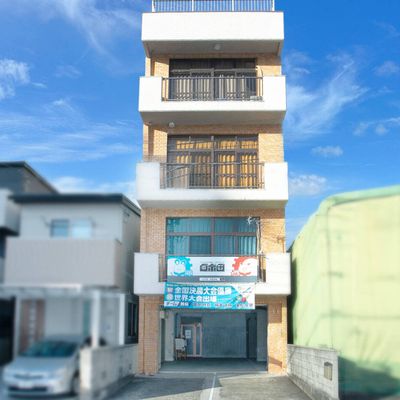 神宮前校外観です。教室内には1Fの駐車場の奥に進みいただきます。気になる方はまずはお気軽にお問い合わせください。