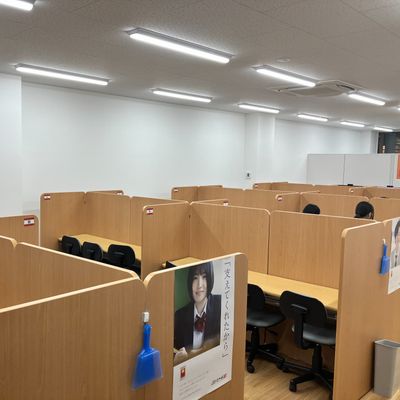 レッスン以外の時間は空いているスペースで自習もできます。