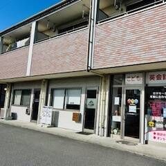 大西公園の向かいにあるテナントの一回、道路側にあります。