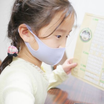 アルファベット表を自分で調べながら