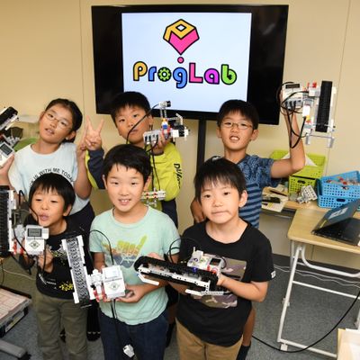 お子様の個性を大切に伸ばすため、授業では一人1台のロボットを使って基礎を身に付けます（撮影：2019年10月）