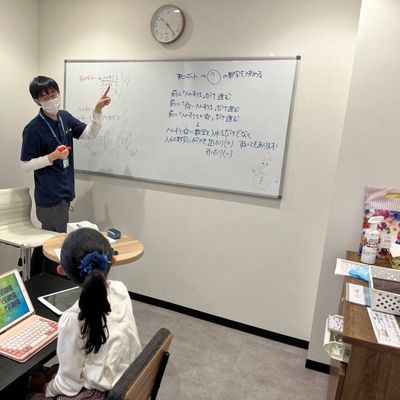 お子さま一人一人のペースで学習を進めます。初めてのプログラミング教育に最適です。