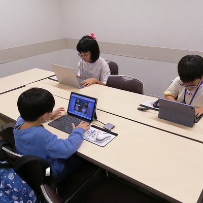 パソコン、タブレットは一人一台用意しています