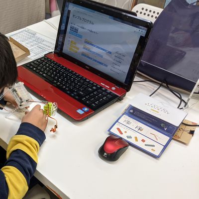 授業の様子：ロボット組み立て中