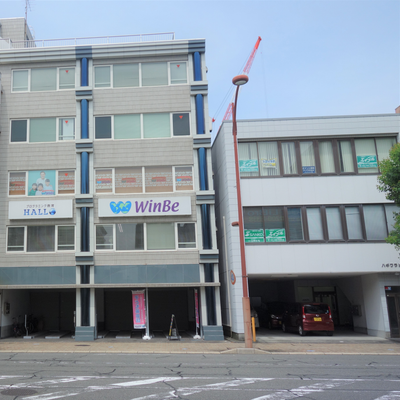 手前の道路が石田街道、写真左側が静岡駅方面です。ビル3階に当教室がございます。