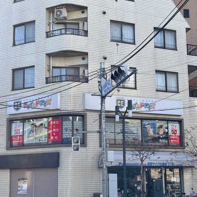 交差点角の2階、「チャイルド・アイズ」の中にプログラミング教育HALLOが併設されております。