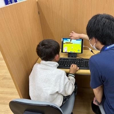 初めてのプログラミングにも挑戦！きれいな3Dの世界が広がって生徒さんは興味津々です。