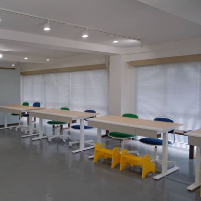 内観２_お子さまが落ち着いて取り組める、広めのデスクです。
