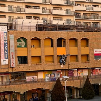 JR吹田駅の中央改札を出てすぐ左手にあるイオンの2階　ドコモショップ吹田店内に本校があります