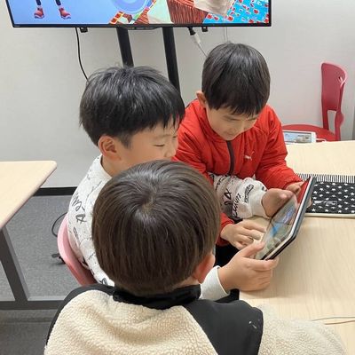 クリエイト作品を見せ合っています