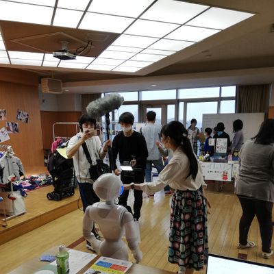 イベントで取材を受けるPepper