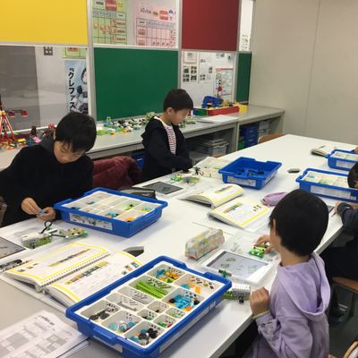 ロボット科学教育Crefusでは・LEGOが好き・ロボットが好き・プログラミングが好きという子が年長から高校生まで通っております。