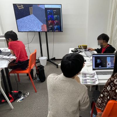 【初級コース】プログラムを先生と一緒にチェック！十人十色のプログラムからヒントだけ与え、子どもにひらめいた時の感動と自分で答えを導けた達成感を与えます！