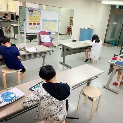 しっかりと一人一人がスペースを確保してプログラミングできます。