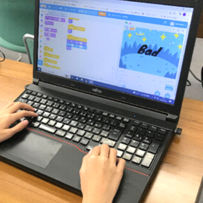 Scratchコースの様子でリズムゲームを作成しています。