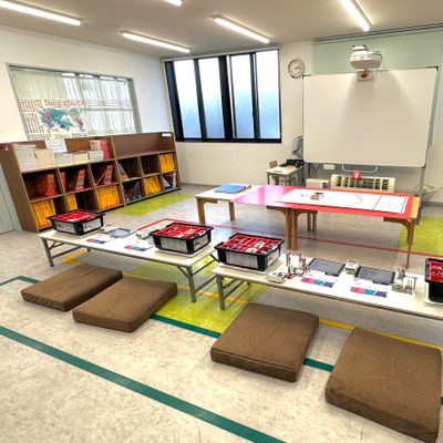 プロジェクターや、ホワイトボード、広いスペースをいっぱい使って、自由度の高い学習を支援します。